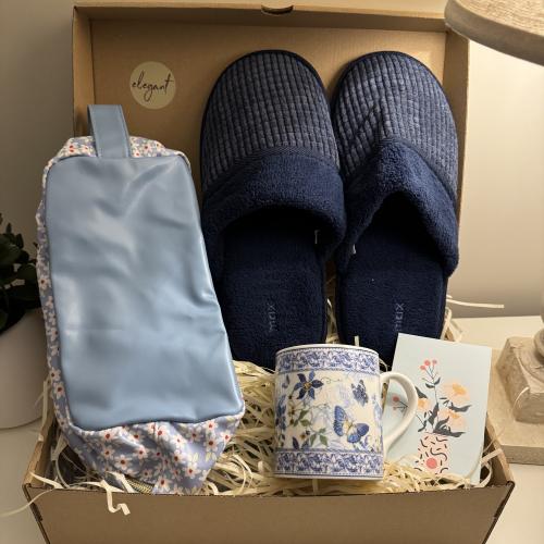 هدية تحتوي على: سليبر، حقيبة مكياج، كوب ، كرت