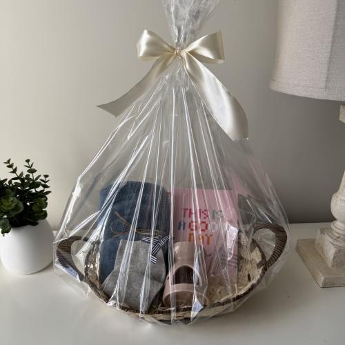 هدية مع تغليف المحتويات : منشفة، شراب، دفتر، كوب،...