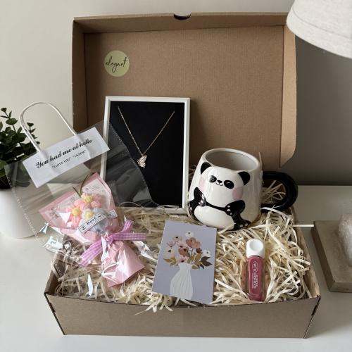 هدية تحتوي على، قلادة، كوب، مناكير، ورد، كرت