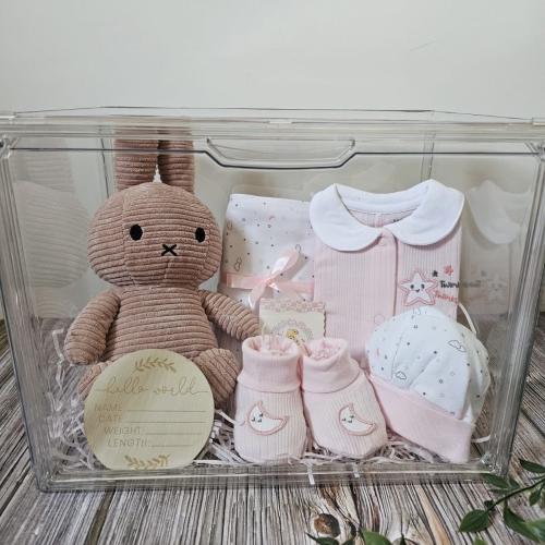 هدية مواليد تحتوي على : دمية، افرول انيق، لفة طفل،...