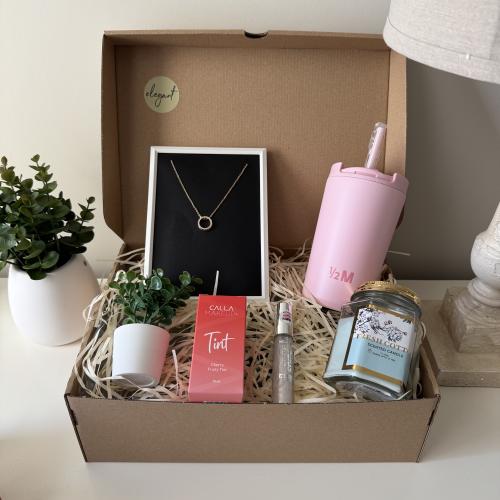 هدية تحتوي على: قلادة، مق هاف مليون الوردي، شمعه،...