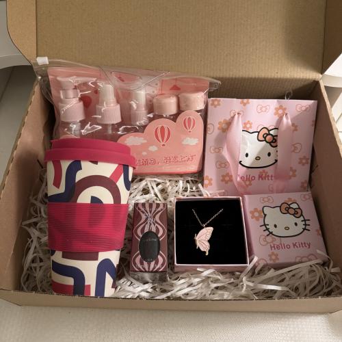هدية تحتوي على: قلادة مع بوكس هلو كيتي، كيس هلو كي...