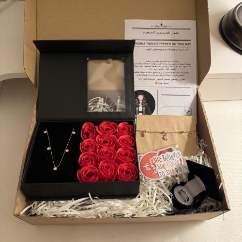 هدية تخرج تحتوي على: بوكس ورد مع قلادة، قبعة التخر...