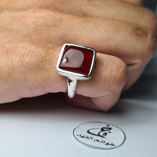 خاتم ملكي فضه مربع مميز بحجر عقيق يمني طبيعي لون ف...