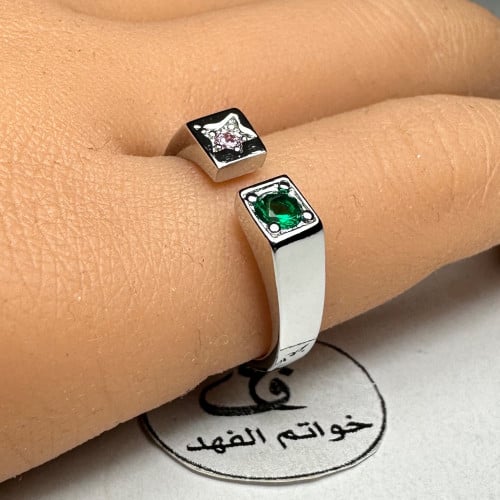 خاتم مميز مرصع بفصين زركون لامع