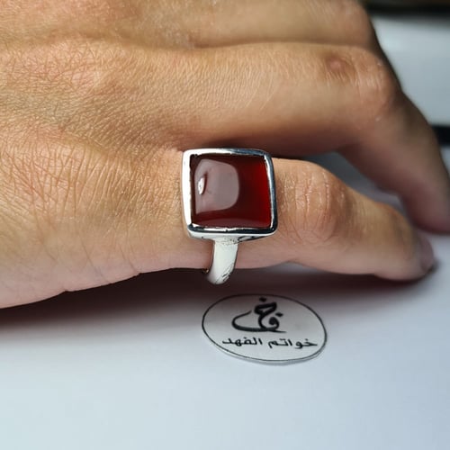 خاتم ملكي فضه مربع مميز بحجر عقيق يمني طبيعي لون ف...