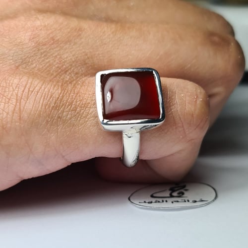 خاتم ملكي فضه مربع مميز بحجر عقيق يمني طبيعي لون ف...