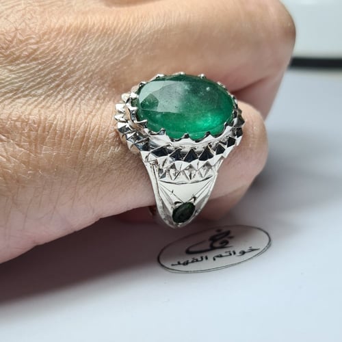 خاتم فضه فخم بحجر زمرد طبيعي مميز مرصع من الجوانب...