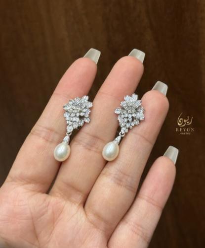 حلق فضة مرصع بالزركون السويسري مع لؤلؤ زراعي