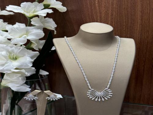 طقم سبحه وحلق فضه مرصع بالالماس الصناعي