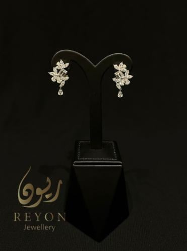 حلق فضه مرصع بالزركون السويسري لون ابيض