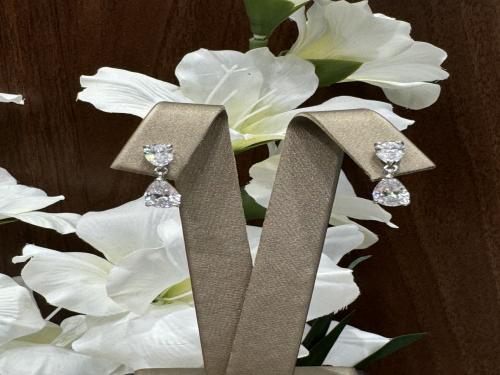 حلق فضه مرصع بالزركون السويسري ابيض