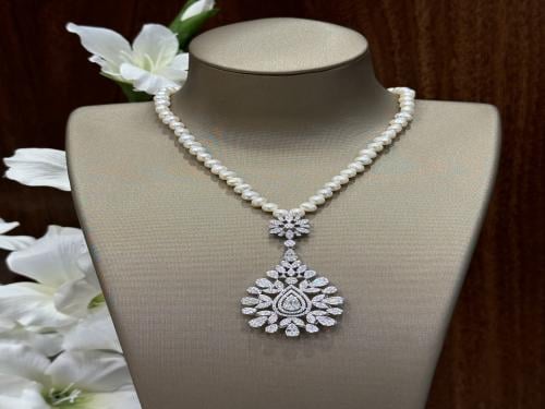عقد لؤلؤ زراعي مع فضه مرصع بالزركون السويسري