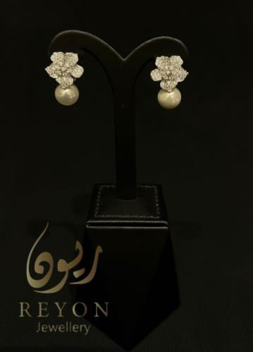 حلق فضه مرصع بالزركون السويسري واللؤلؤ زراعي