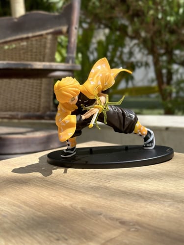 فيقر زينيتسو من انمي قاتل الشياطين