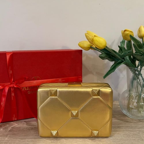 كلتش فالنتين ذهبي VALEoNTINO