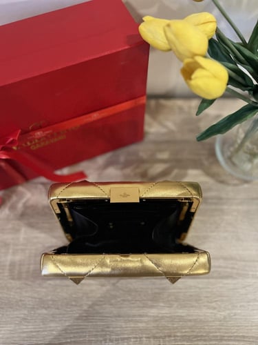 كلتش فالنتين ذهبي VALEoNTINO