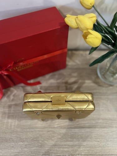 كلتش فالنتين ذهبي VALEoNTINO