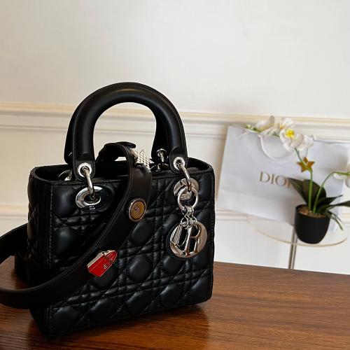 ‏LADY DIOR SMALL SIZE ( 20 CM ) ليدي ديور سمول مقا...