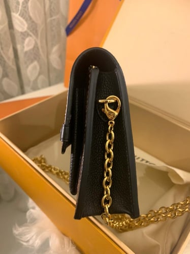 لويس فيتونا Louise Vuitton