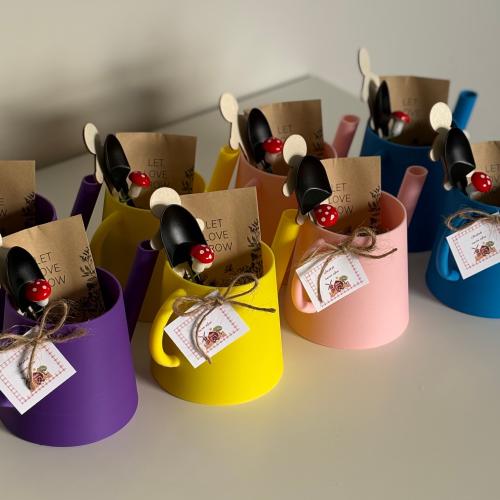 سقّاية نباتات صغيرة