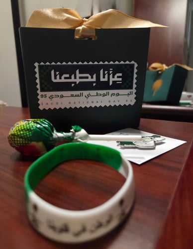 كيس سيفين و نخلة مع تاغ عِزّنا بطبعنا