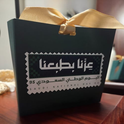 كيس سيفين و نخلة مع تاغ عِزّنا بطبعنا