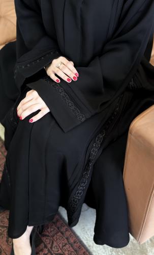 عبايه أفراح +نقاب وطرحه مجاناً