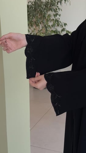 عبايه بأكمام تطريز + طرحه ونقاب مجانًا