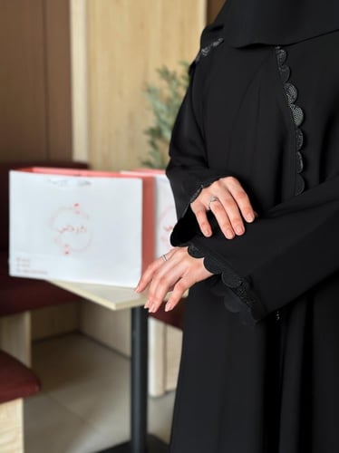 عبايه 111 مع نقاب وطرحه مجاناً