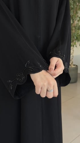 عبايه بأكمام تطريز + طرحه ونقاب مجانًا