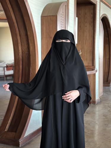 نقاب إمراتي وسط