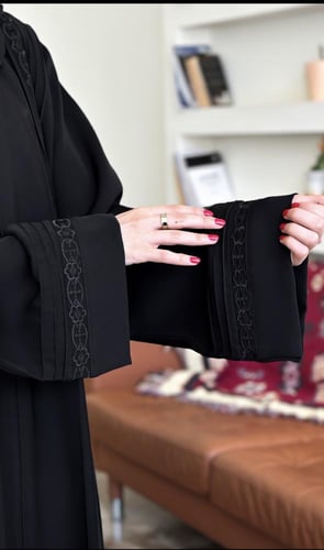 عبايه أفراح +نقاب وطرحه مجاناً