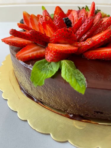 كيكة شوكلاته بـ اطار الفواكه