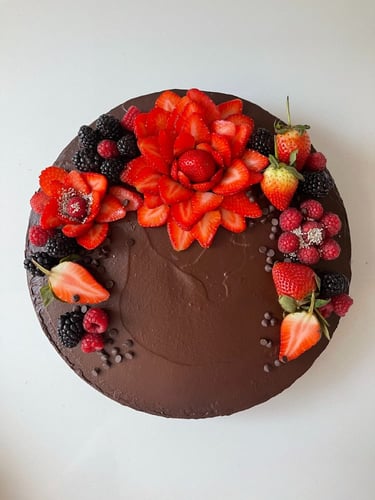 كيكة شوكلاته بـ اطار الفواكه