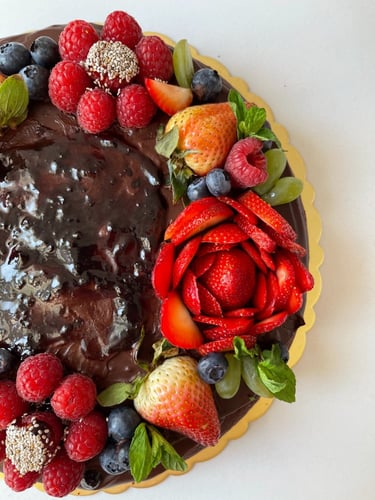 كيكة شوكلاته بـ اطار الفواكه