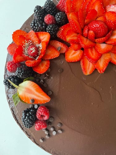كيكة شوكلاته بـ اطار الفواكه