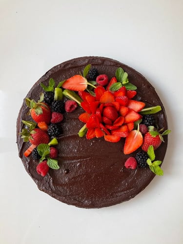 كيكة شوكلاته بـ اطار الفواكه
