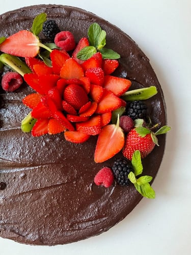 كيكة شوكلاته بـ اطار الفواكه