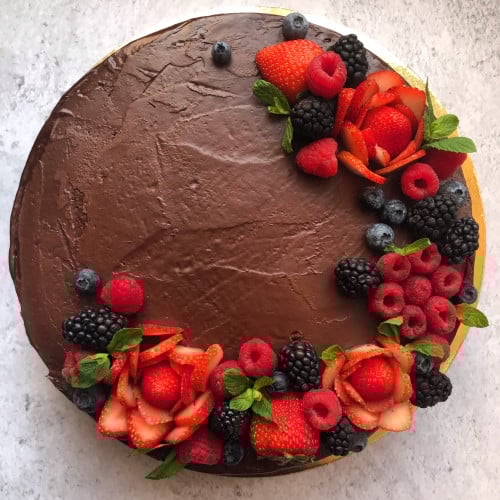 كيكة شوكلاته بـ اطار الفواكه