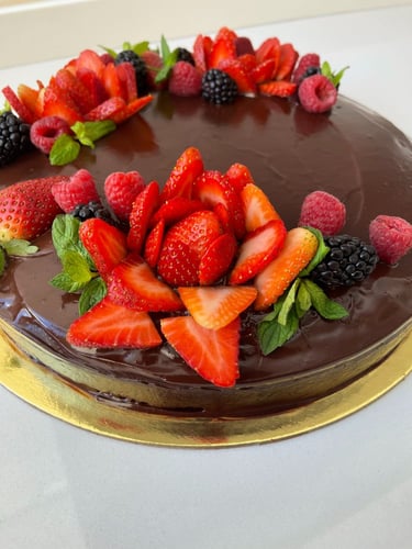 كيكة شوكلاته بـ اطار الفواكه