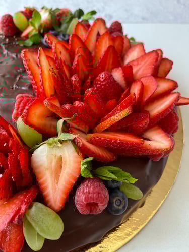 كيكة شوكلاته بـ اطار الفواكه