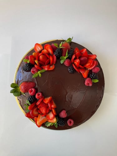 كيكة شوكلاته بـ اطار الفواكه