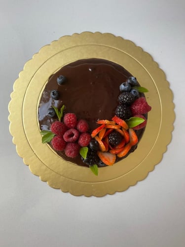كيكة شوكلاته بـ اطار الفواكه
