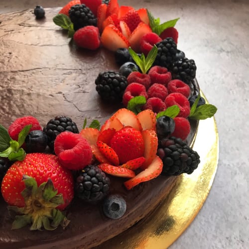 كيكة شوكلاته بـ اطار الفواكه