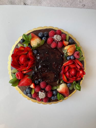 كيكة شوكلاته بـ اطار الفواكه