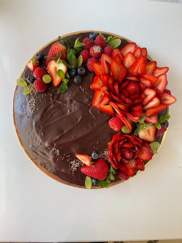 كيكة شوكلاته بـ اطار الفواكه