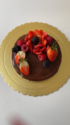 كيكة شوكلاته بـ اطار الفواكه