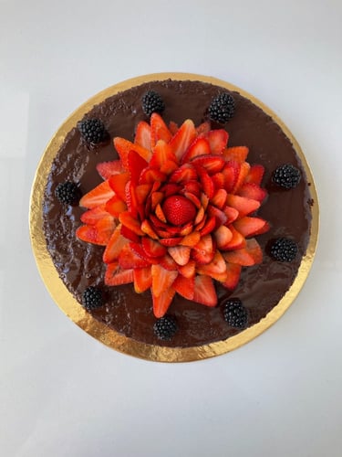 كيكة شوكلاته بـ اطار الفواكه