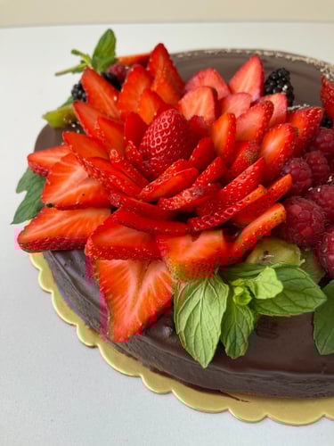 كيكة شوكلاته بـ اطار الفواكه